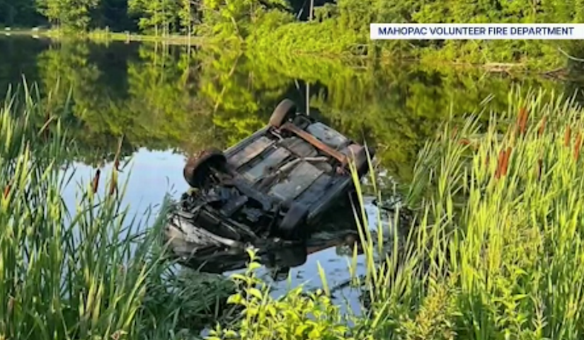 Video thumbnail for Driver escapes after car rolls into lake in Putnam County