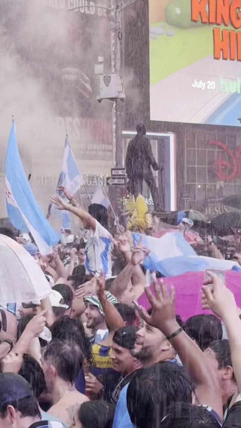 Video thumbnail for Epic Argentinian Banderazo in Rain Soaked Times Square