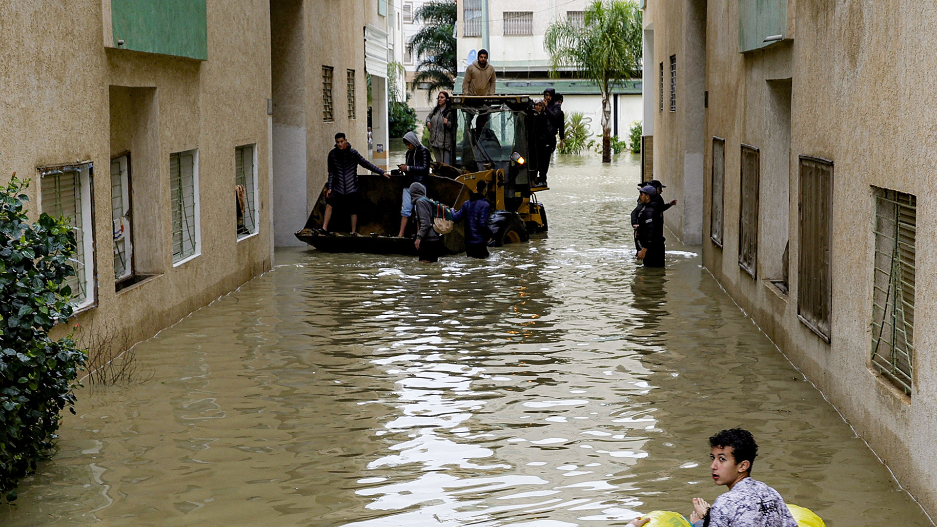 Video thumbnail for Tens of thousands evacuated as floods submerge parts of Morocco