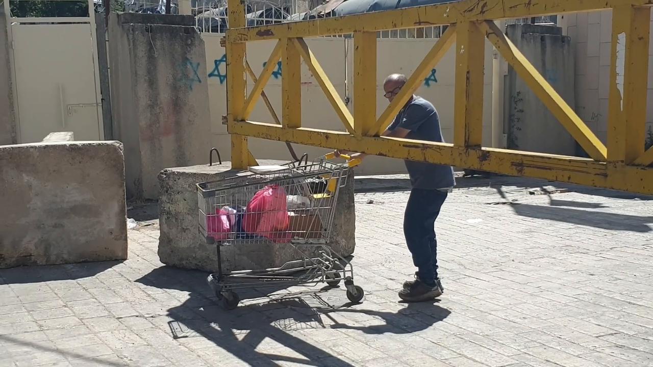 Video thumbnail for Israeli barrier disrupts daily life in Hebron Old City.