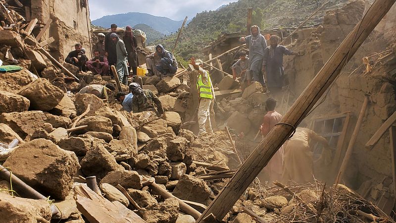 Video thumbnail for Afghanistan hit by second powerful quake as death toll exceeds 1,400