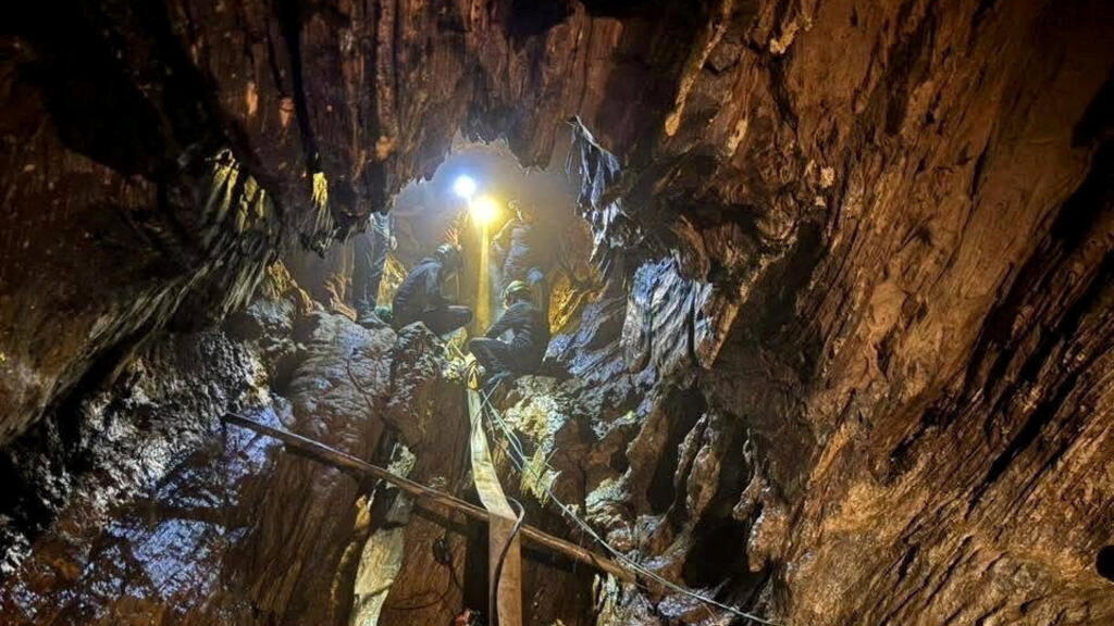 Video thumbnail for Trapped in a cave for a week: Rescuers in Laos evacuate first of five villagers