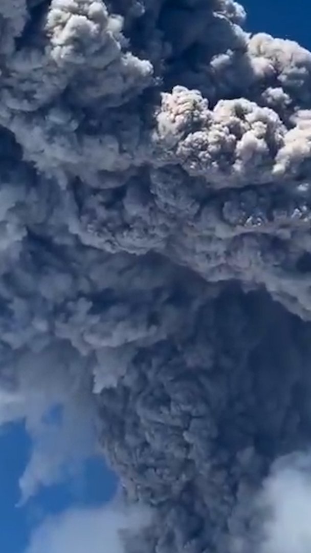 Video thumbnail for Philippines raises alert as Mayon Volcano erupts