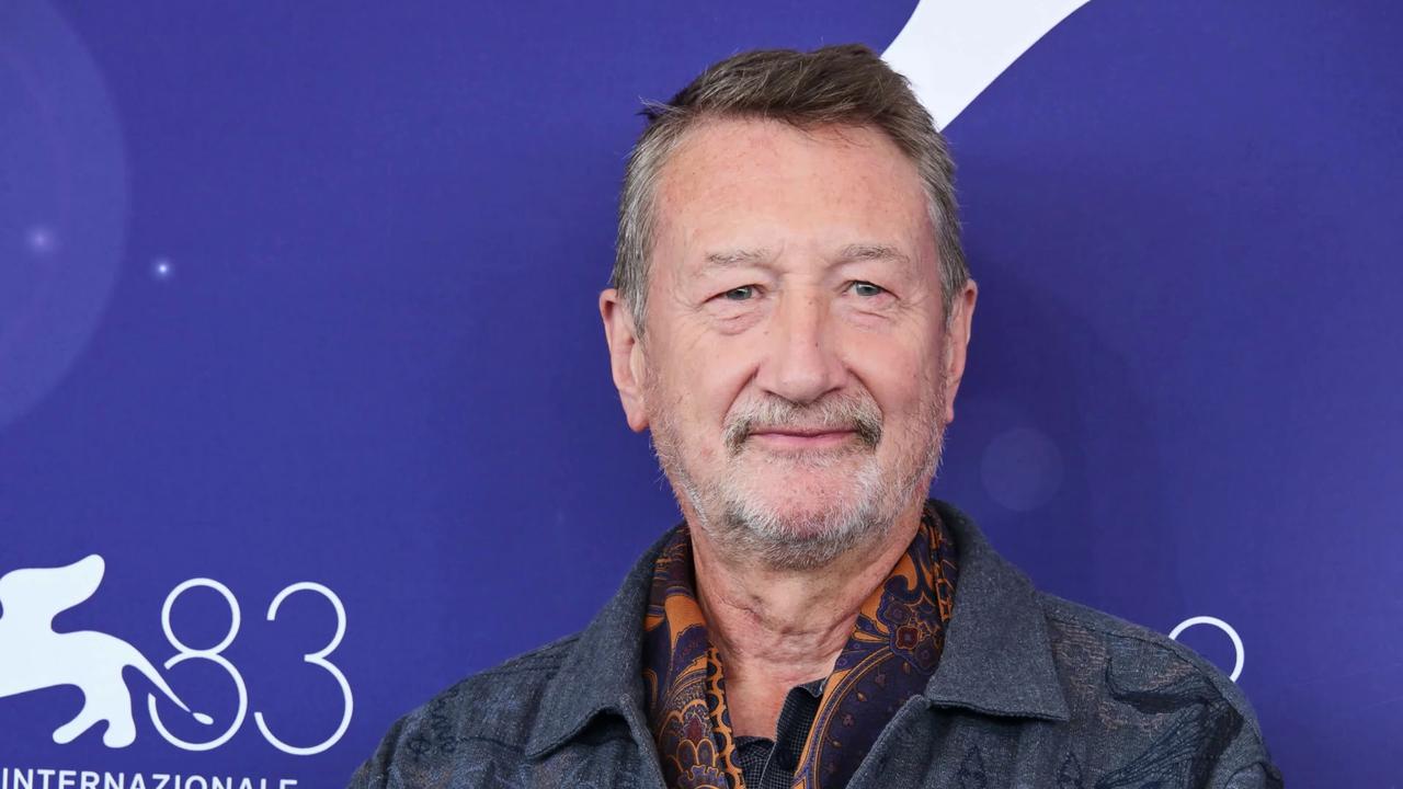 Video thumbnail for Steven Knight ne prend pas l'écriture du prochain «James Bond» à la légère.