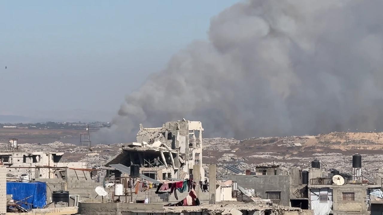 Video thumbnail for Israeli army blows up residential buildings in eastern Gaza.
