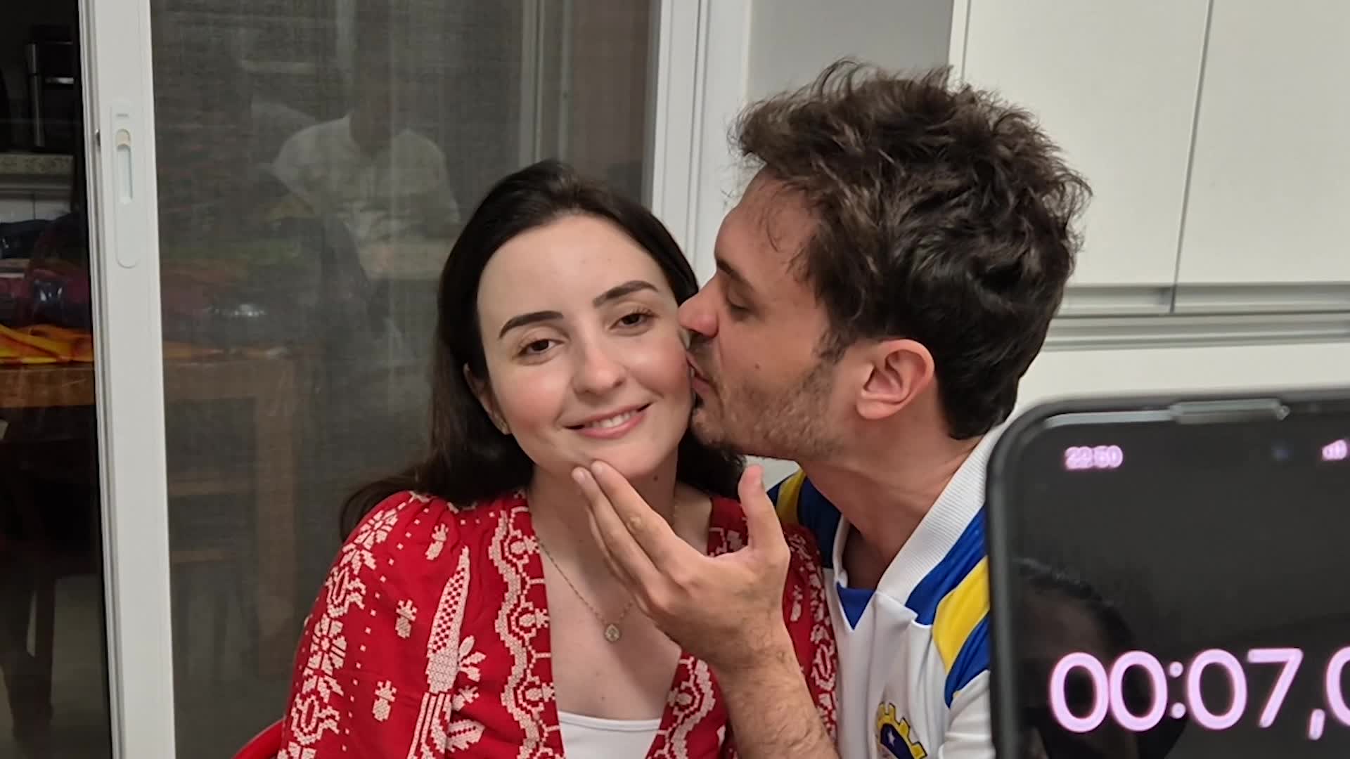 Video thumbnail for Most kisses in 30 seconds by a pair