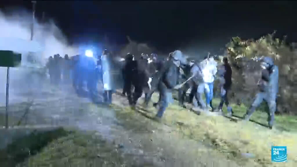 Video thumbnail for France: Police use tear gas to clear farmer protests