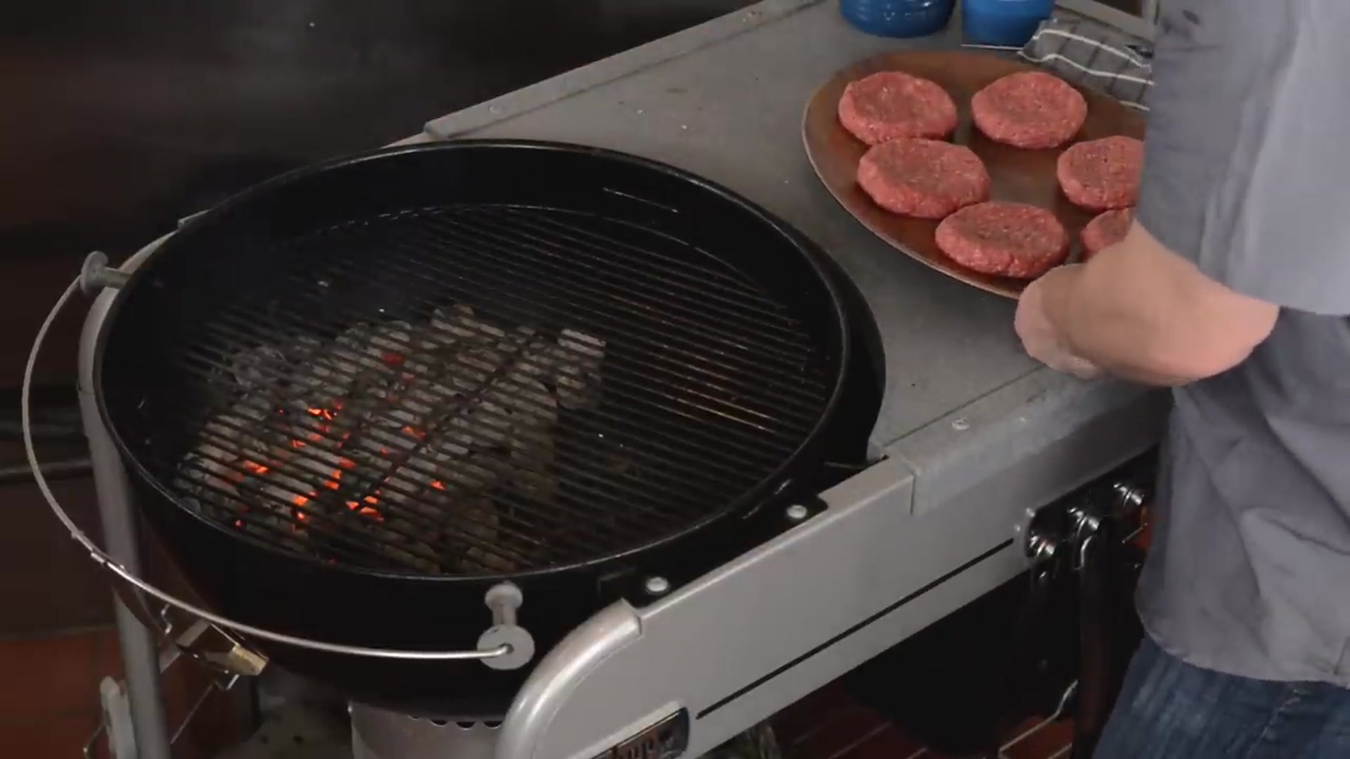 Video thumbnail for How to Grill Burgers on a Charcoal Grill(720P HD)