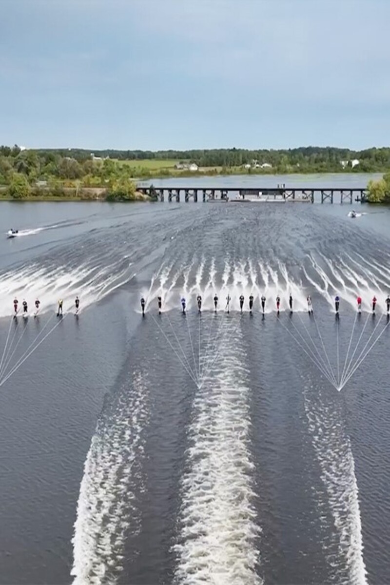 Video thumbnail for Most barefoot waterskiers tower behind a single boat - 42 by Big Pull 2024