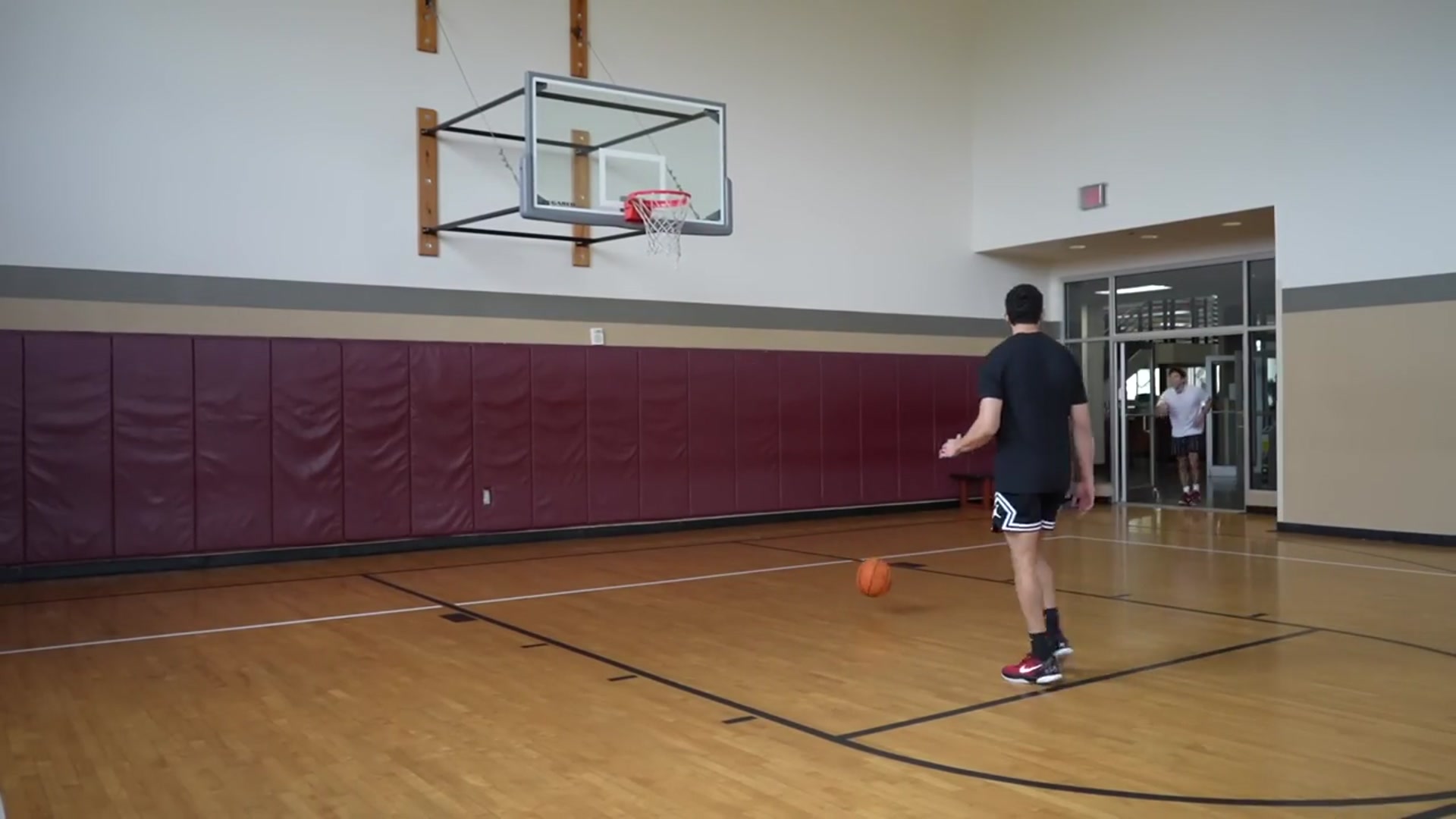 'Video thumbnail for They Couldn't Believe We Jump So High: 5'9 And 6'2 Dunkers Take Over Gym'