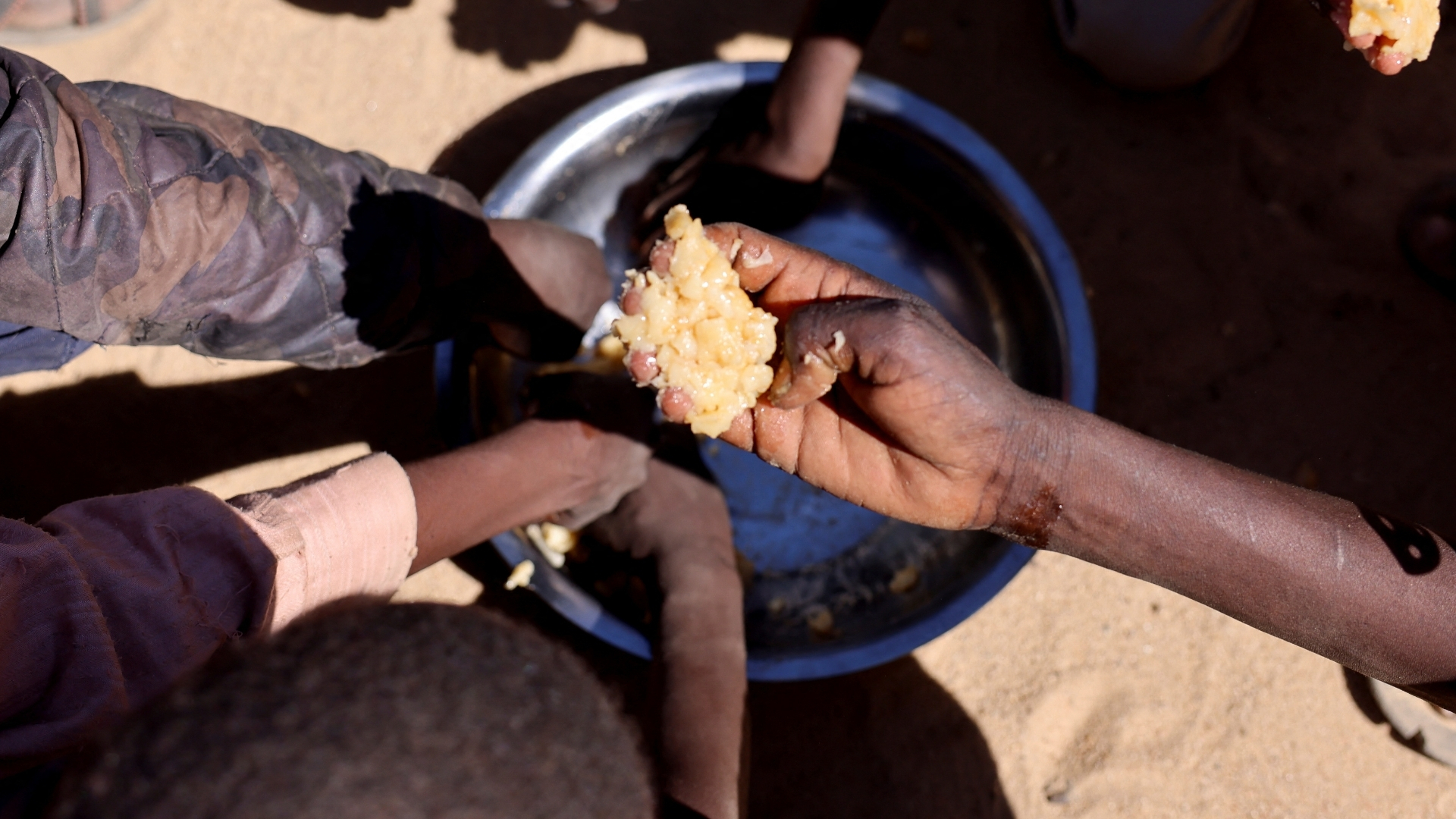 Video thumbnail for Sudan's community kitchens: 40% close in six months as costs soar, hunger deepens