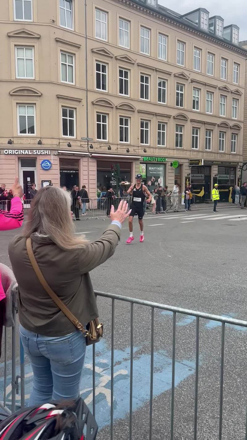 Video thumbnail for Marathon Runner Surprises Mom with Flowers Mid Race