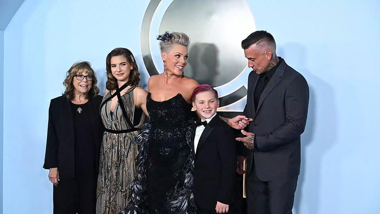 Video thumbnail for NY: 79th Annual Tony Awards - Red Carpet Arrivals.