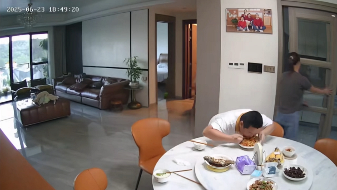 Video thumbnail for Boy focuses on food amid emergency situation in Hunan, China