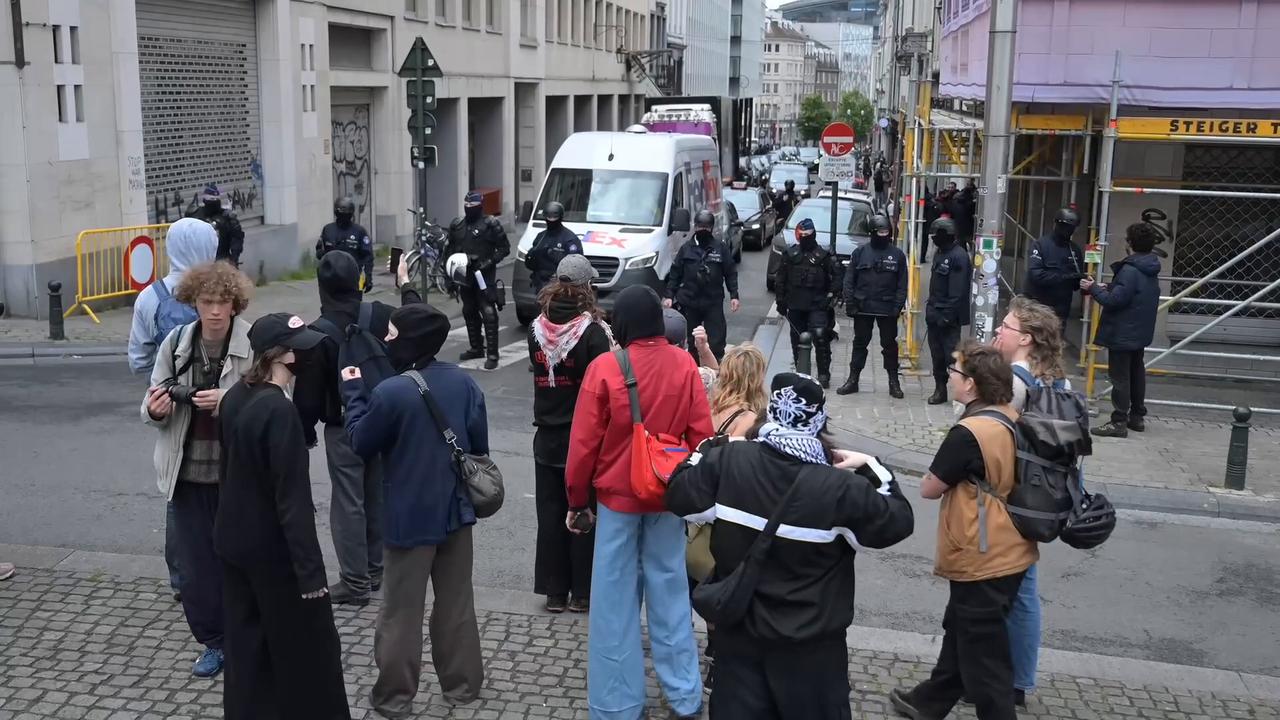 Video thumbnail for Belgium: Belgian police detain protesters in Brussels following clashes over education cuts.