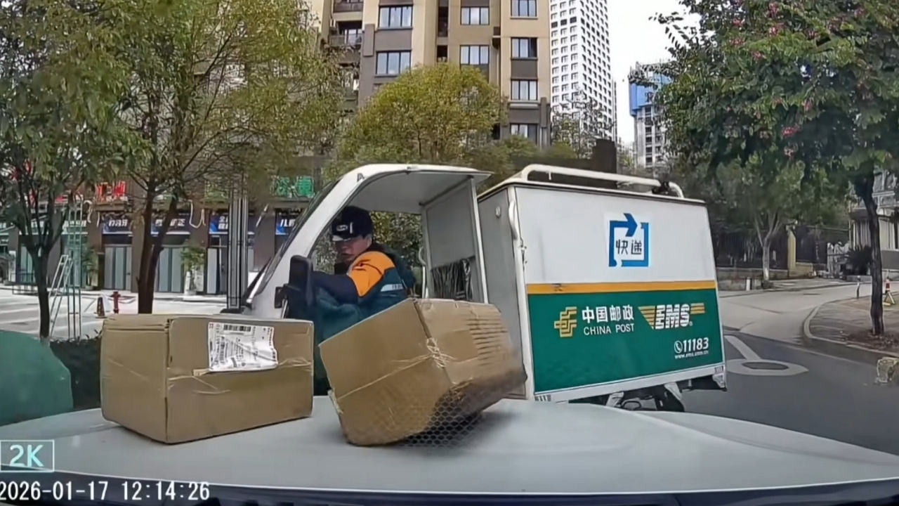 Video thumbnail for Delivery Trike Swerves and Clips Parked Car in Anhui