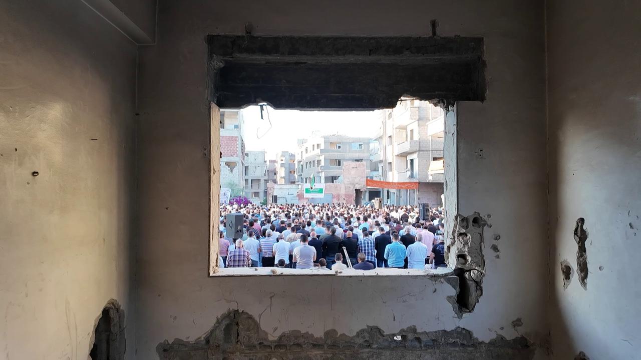 Video thumbnail for Syria: Syrians Exchange Eid al-Adha Greetings in Damascus.