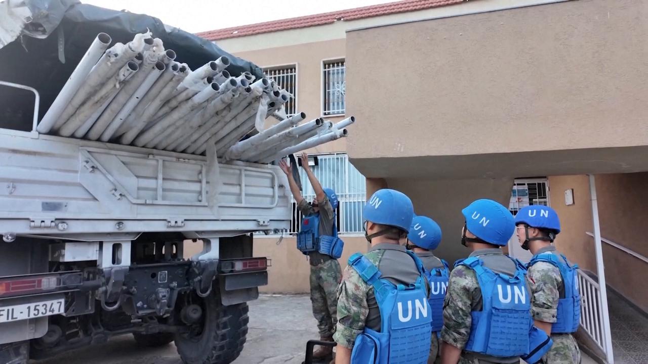 Video thumbnail for Lebanon: Chinese peacekeepers donate solar streetlights to Lebanese villages.