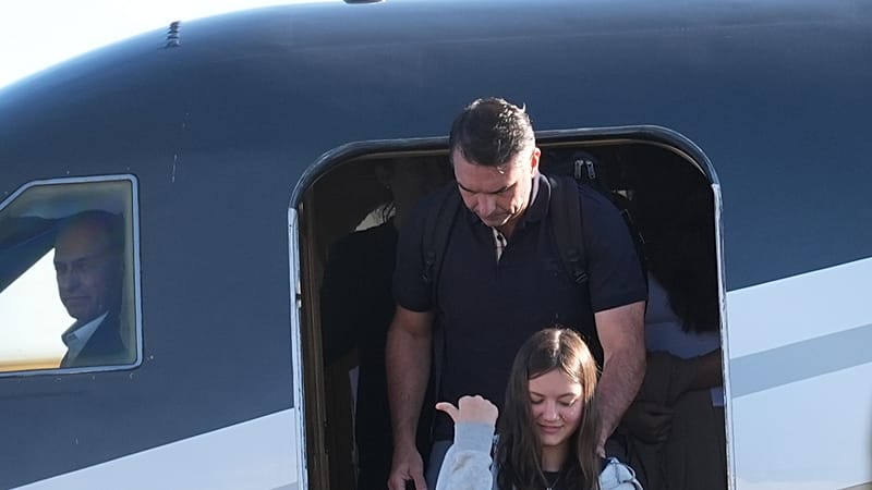Video thumbnail for Bolsonaro’s son and family flee to Miami after refusing to concede