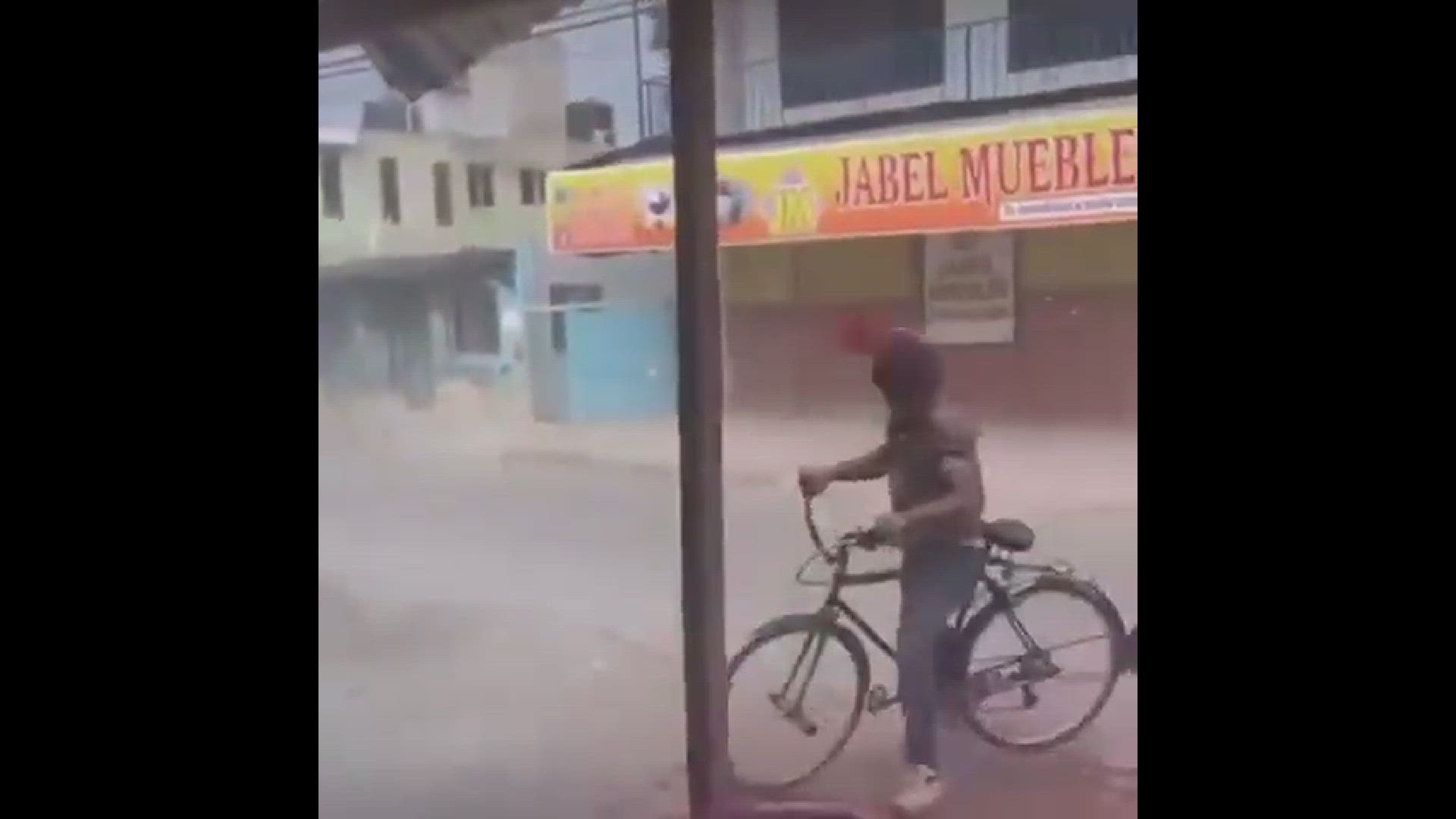 Video thumbnail for Tornado en la comunidad de Valiente en Boca Chica