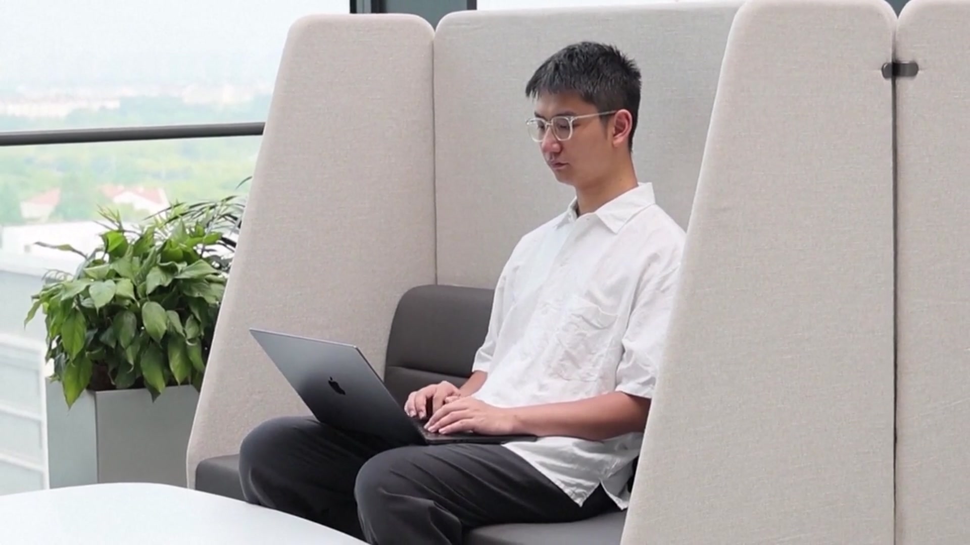 Video thumbnail for China: Shanghai builds new training ground for AI talent.