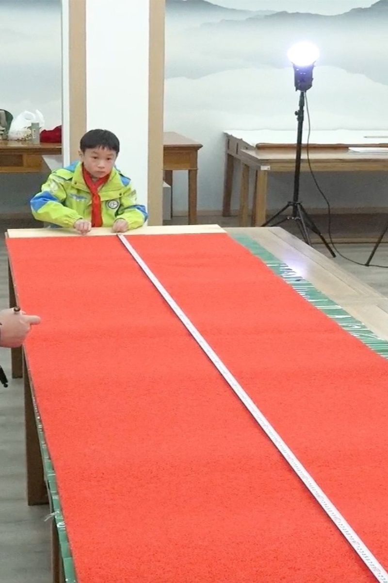 Video thumbnail for Farthest jump of an origami frog - 2.52 metres (8 ft 23.2 in) by Liang Chenhao