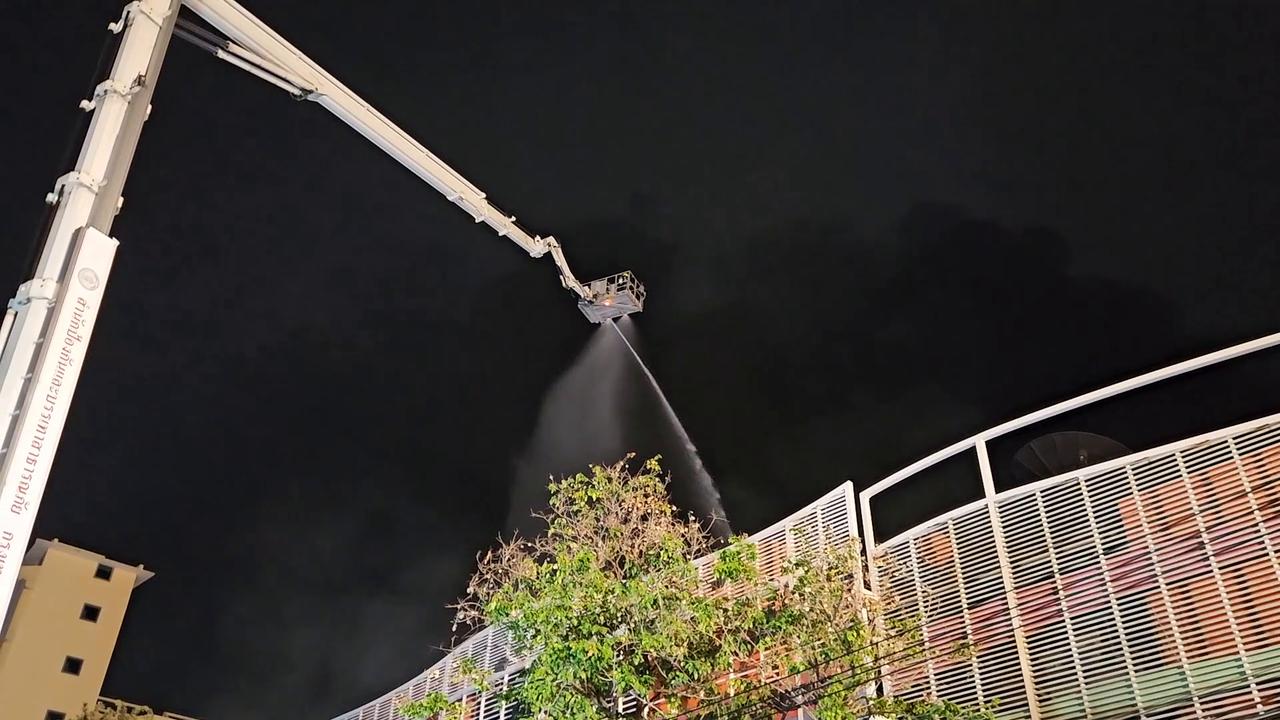 Video thumbnail for Thailand: Bangkok Fire Engulfs Klongthom Centre 11.