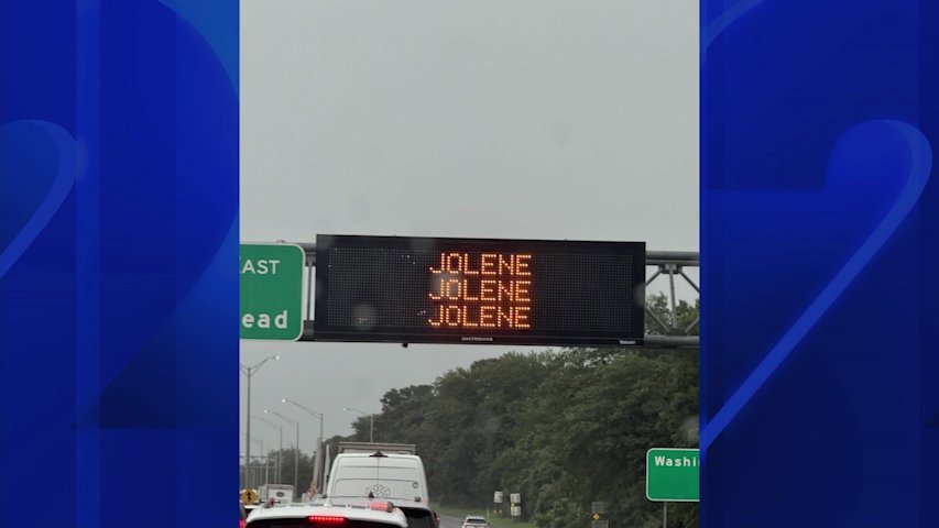 Video thumbnail for Long Island Expressway signs pay tribute to Dolly Parton