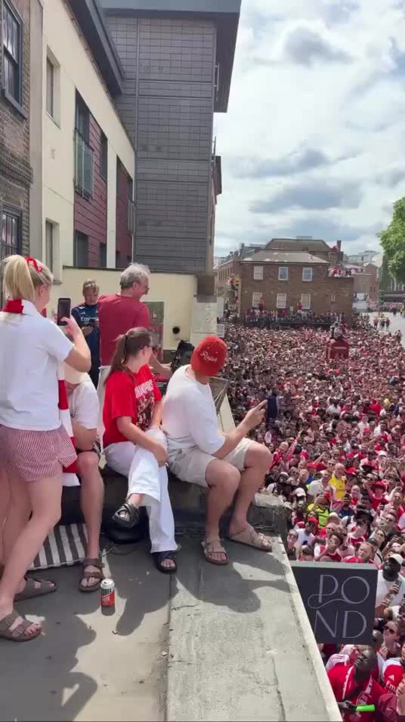 Video thumbnail for Arsenal Fans Cheer as Street Artist Reveals Crowd Painting