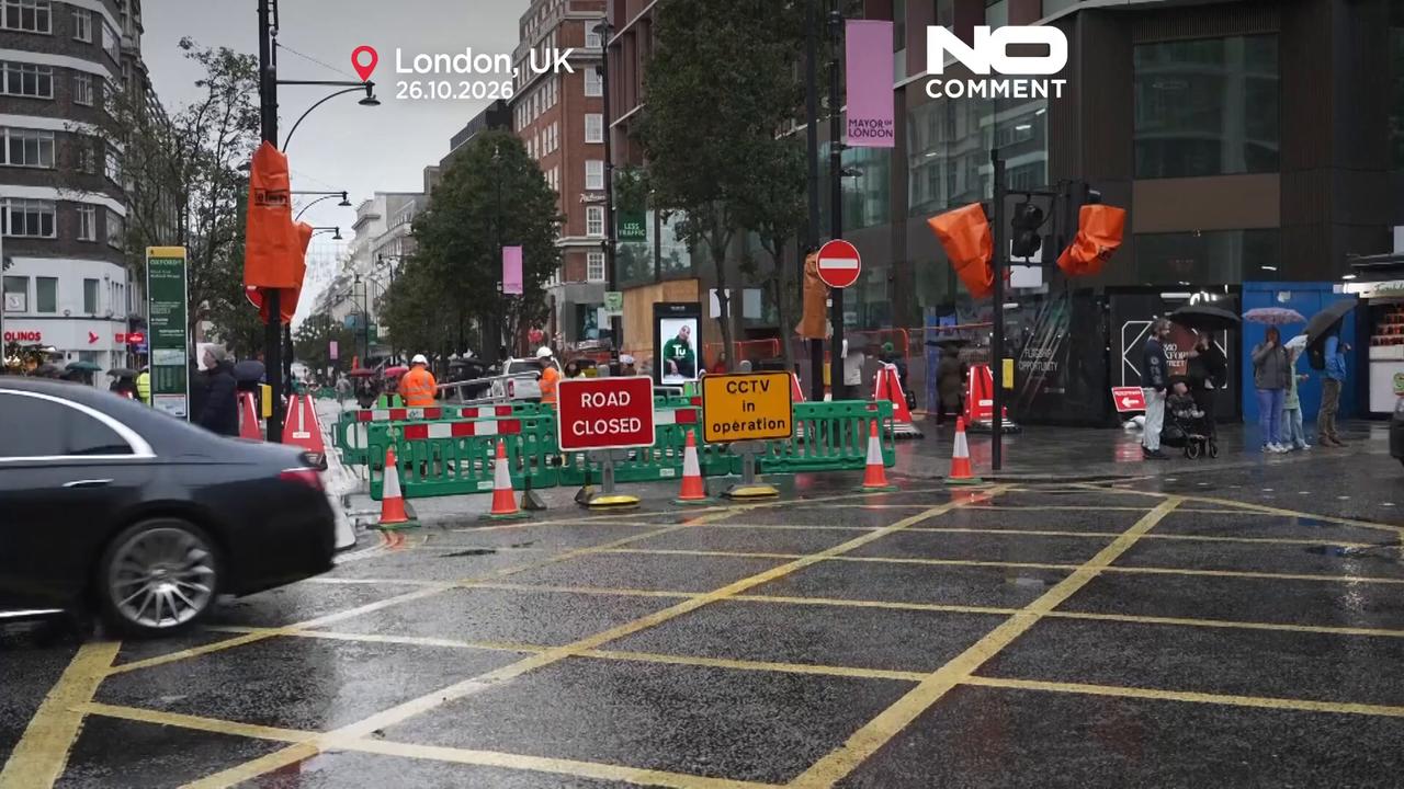 Video thumbnail for UK: Oxford Street pedestrianisation begins in central London