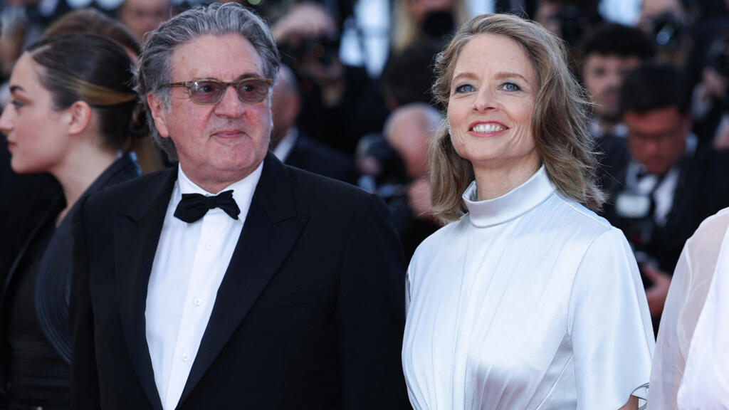 Video thumbnail for Jodie Foster walks Cannes carpet for French murder-mystery ‘Vie privée’