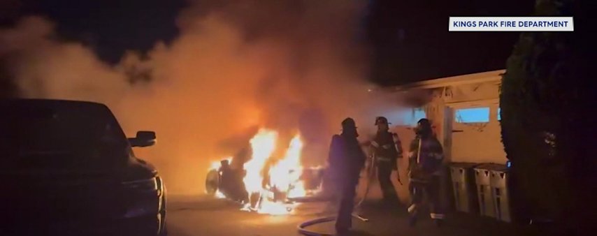 Video thumbnail for Raging car fire caught on camera in Kings Park