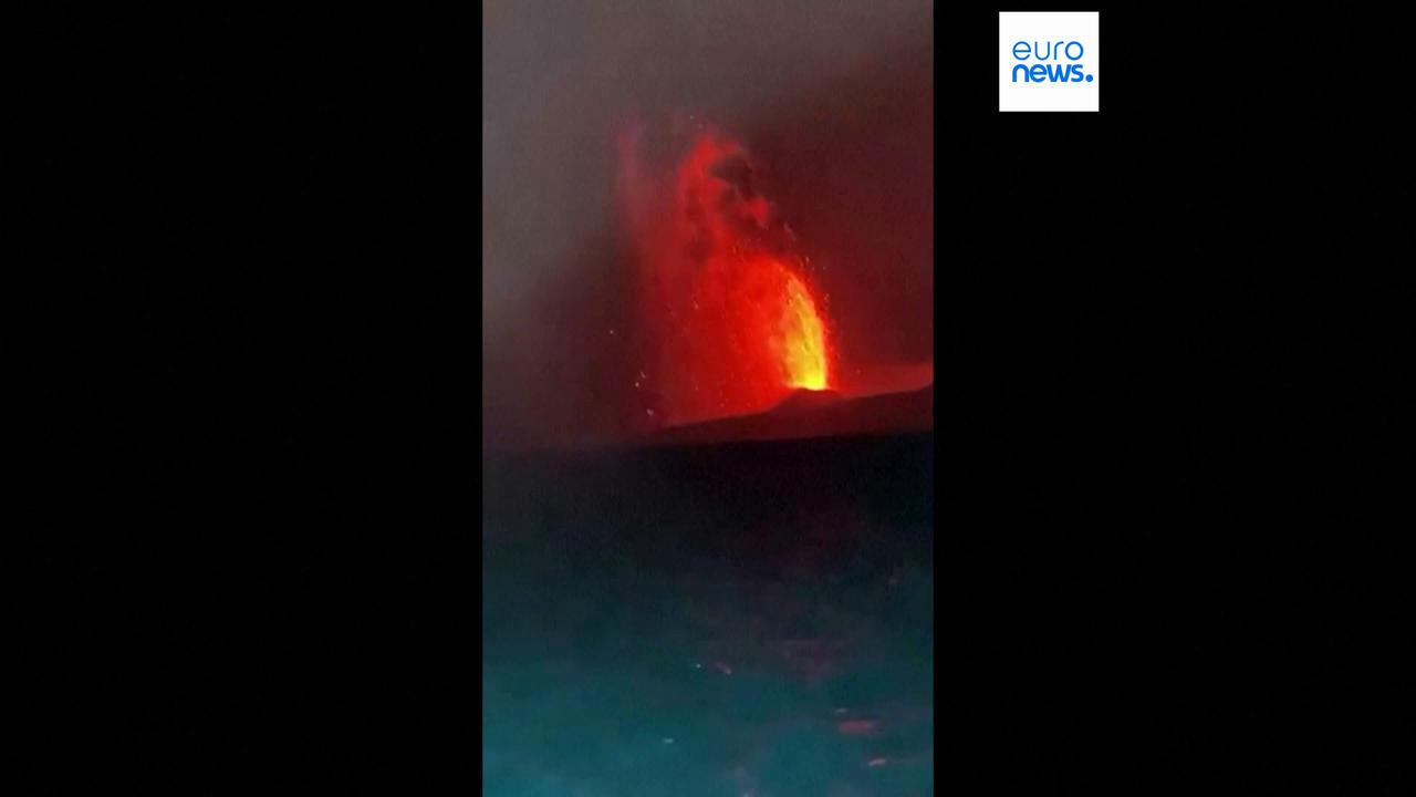 Video thumbnail for Indonesia volcano erupts, cancelling hundreds of flights and stranding thousands