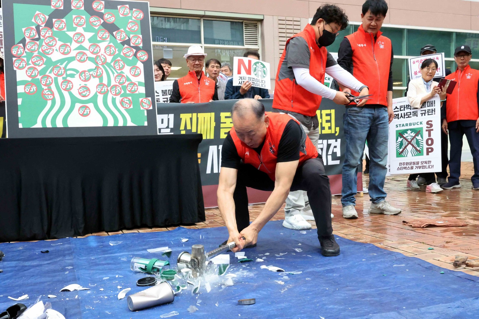 Video thumbnail for South Korean activists smash Starbucks cups to protest ‘Tank Day’ campaign