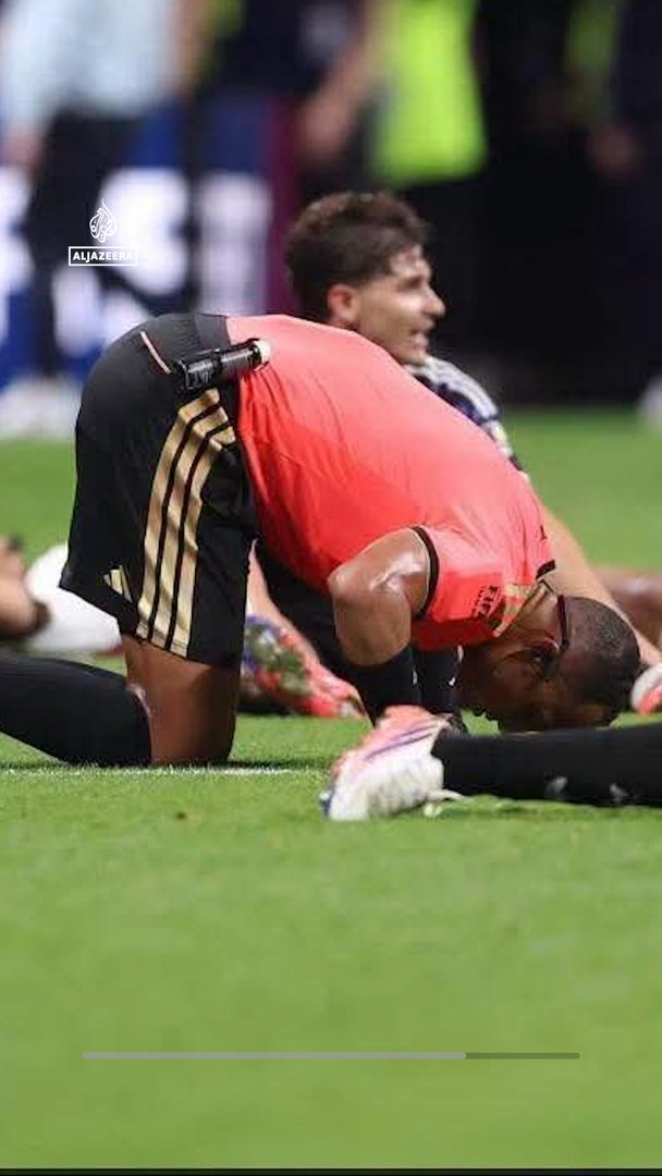 Video thumbnail for FIFA World Cup referee bows in prostration