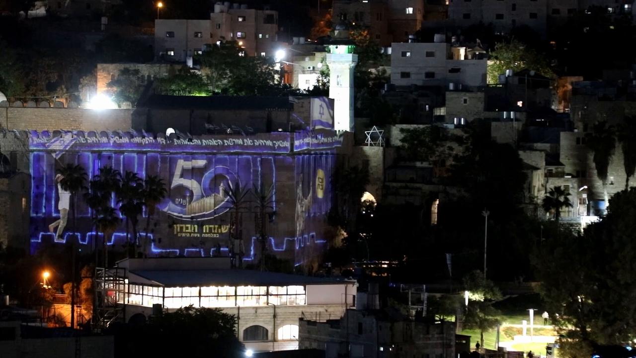 Video thumbnail for Palestinian ministry condemns illumination of Ibrahimi Mosque in Israeli flag colors.