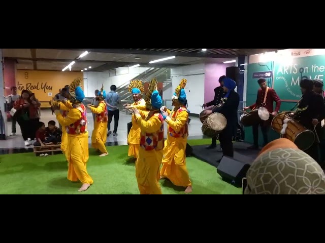 Video thumbnail for Dahler Mehndi viral song live Arts on The Move.