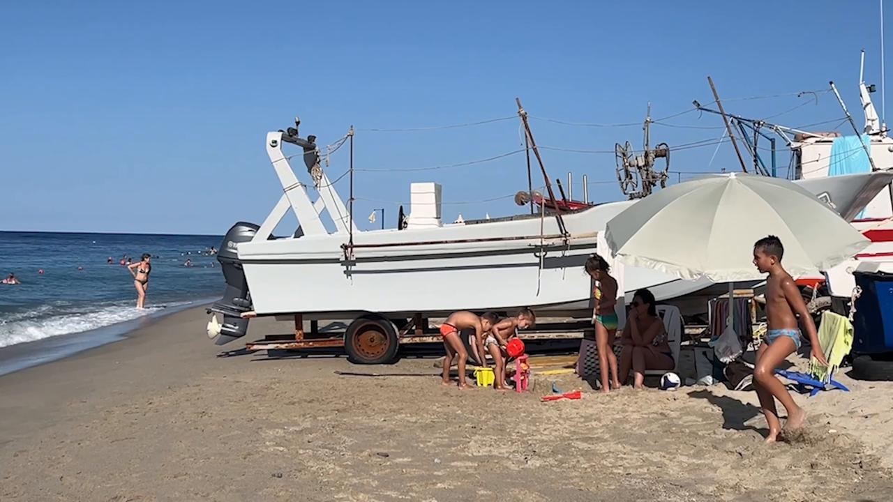 Video thumbnail for Italy: Residents head to beaches in southern Italy ahead of new heat wave.