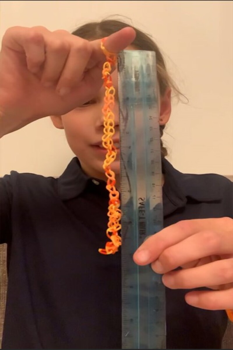 Video thumbnail for Longest loom band chain made in one minute - 36 by Eleanor Ferrin