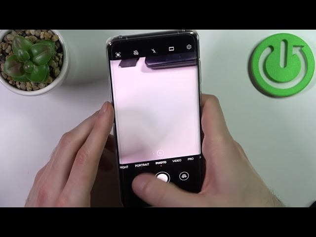Video thumbnail for How to Enable the Burst Shot Mode for Camera on the HUAWEI Mate 50 Pro - Take a Series of Photos