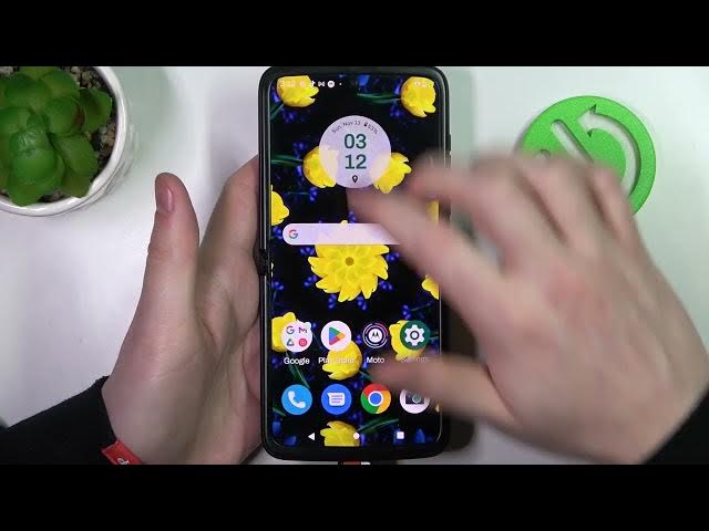 Video thumbnail for Motorola Razr 2022 - How To Plug In USB Pendrive