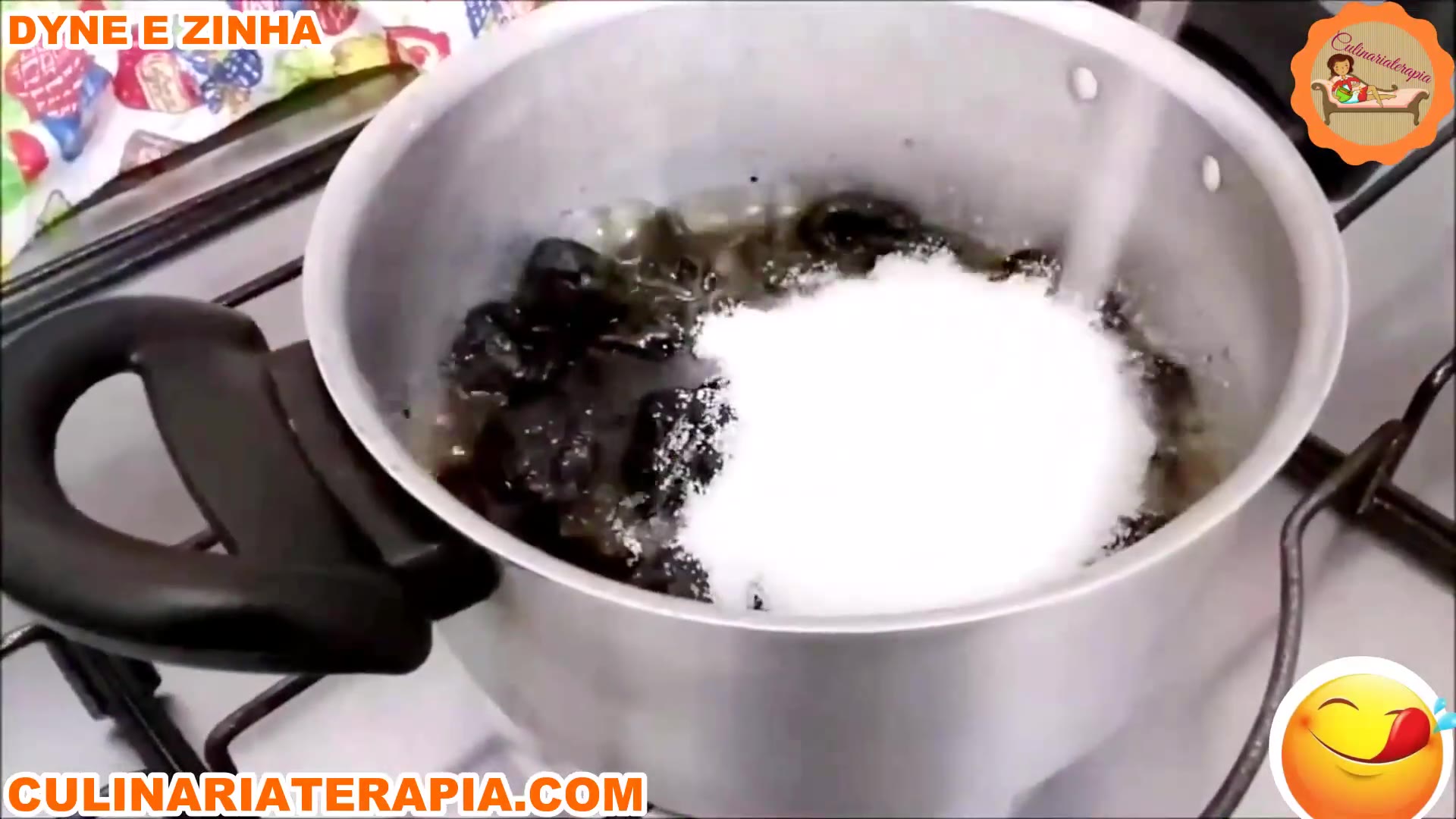'Video thumbnail for A Receita de Manjar de Coco que Me Rendeu 1000% de Lucro, Bolo no Pote de Manjar de Coco com Ameixa'