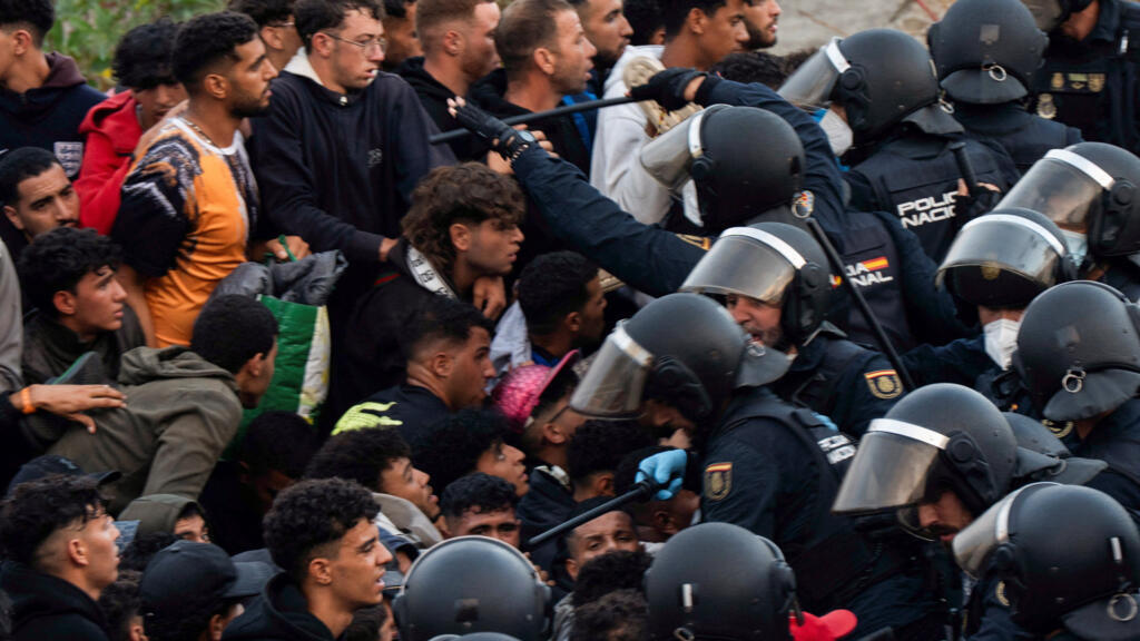 Video thumbnail for Spain's police launch operation to clear migrants off Ceuta beach
