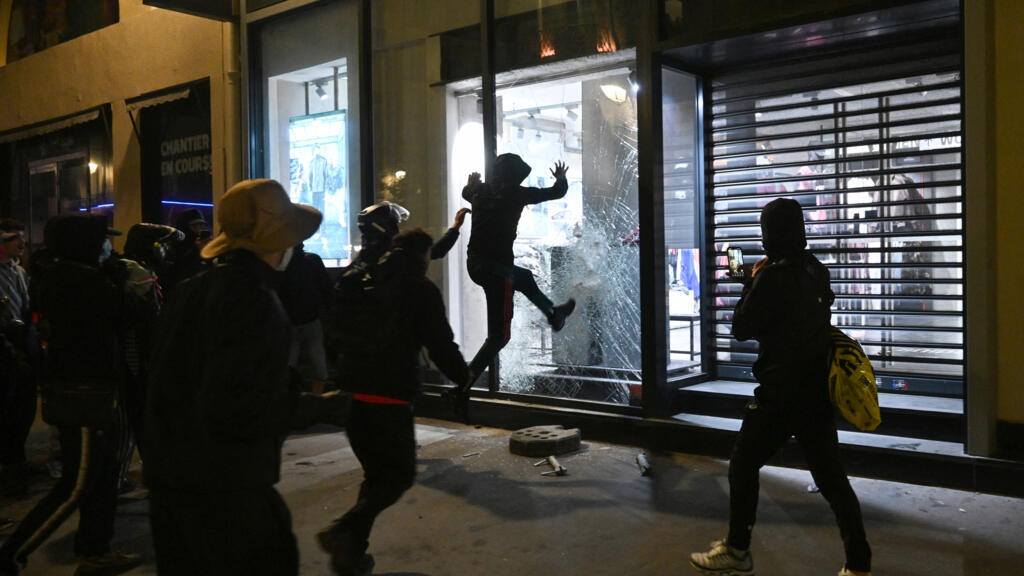 Video thumbnail for New Paris curfew ordered in parts of city from 2100 GMT Tuesday