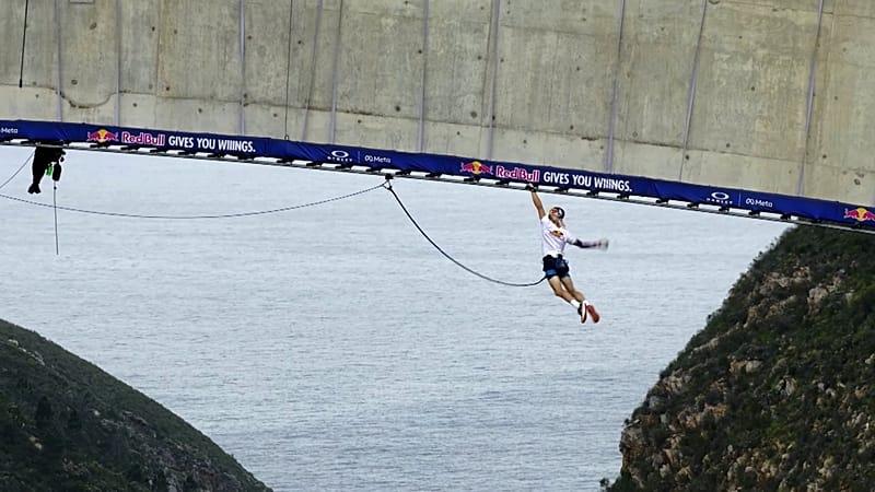 Video thumbnail for South Africa: Athlete traverses 600 monkey bars under a 216-metre bridge