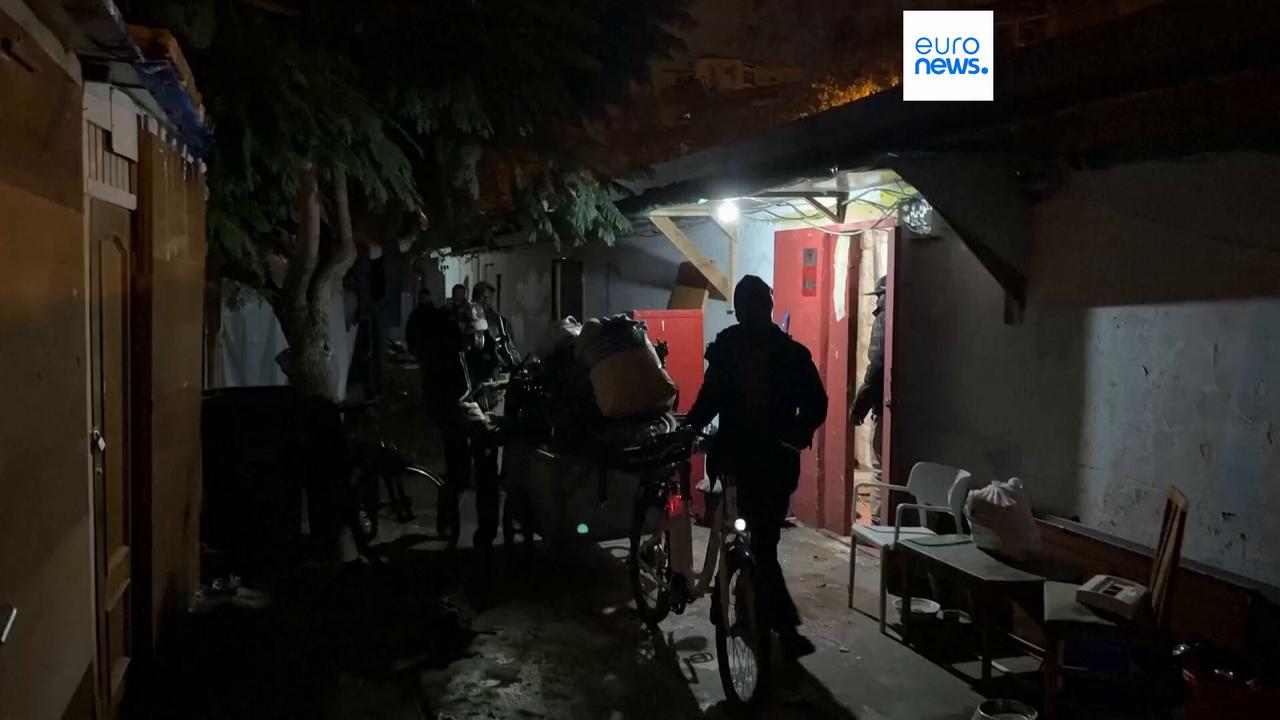 Video thumbnail for Spanish police evict hundreds of migrants from squat deemed safety hazard