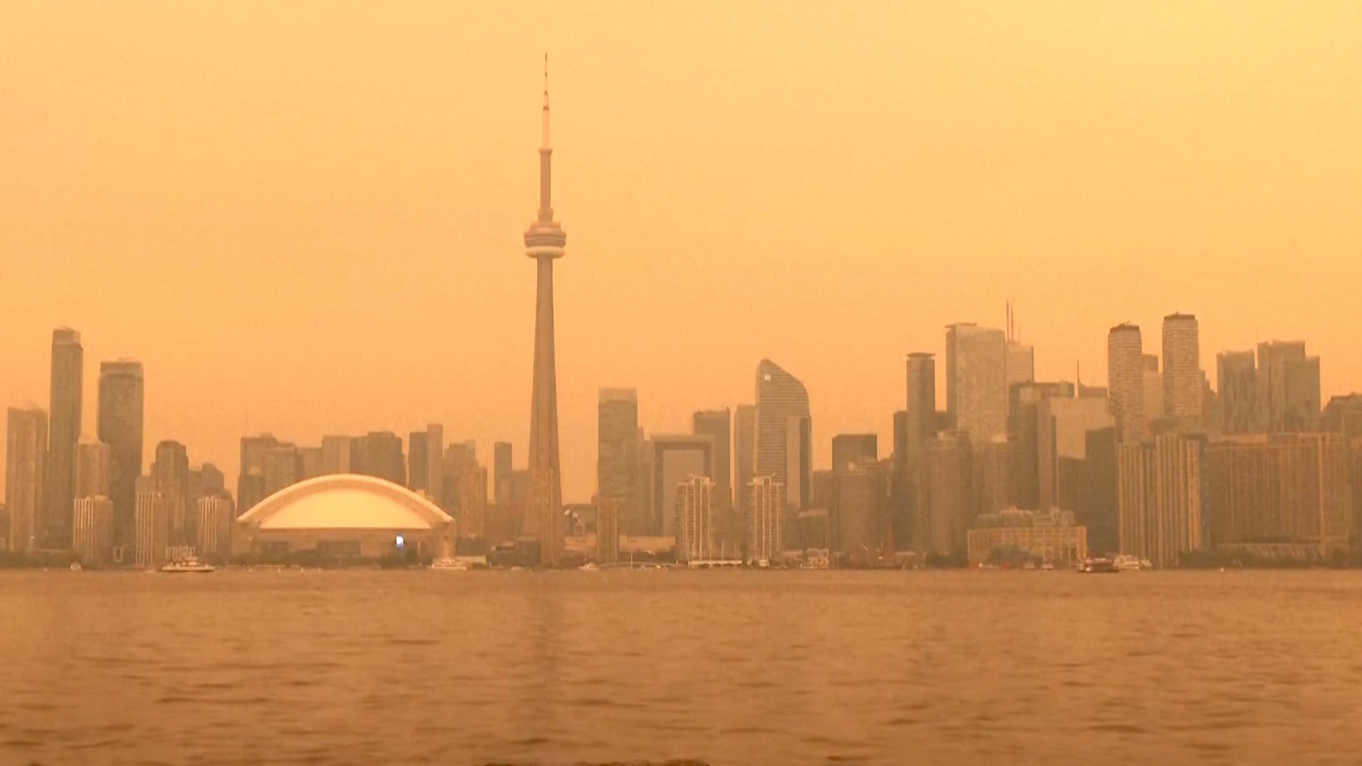 Video thumbnail for Wildfire smoke engulfs Toronto, Canada and turns its skies orange