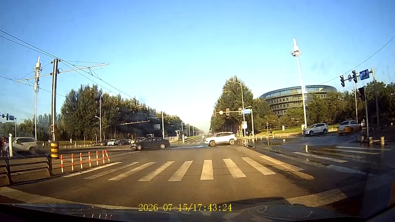 Video thumbnail for Crash at Liaoning Intersection Caught on Dashcam