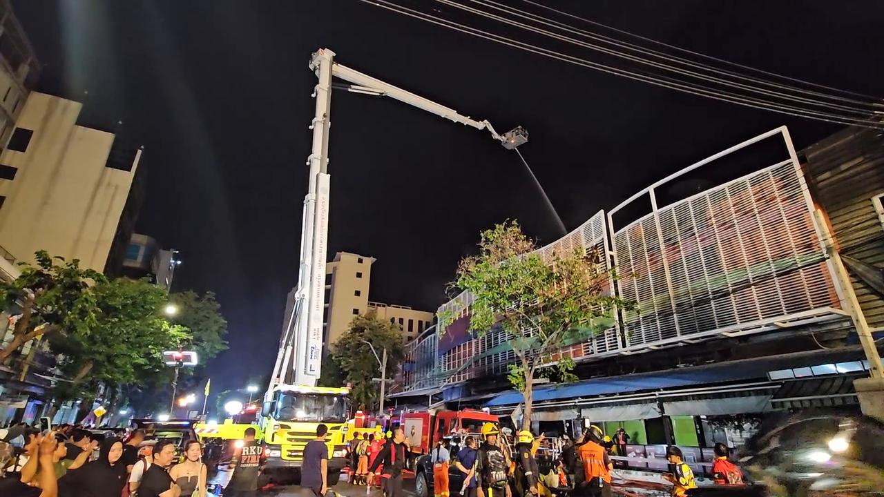 Video thumbnail for Thailand: Bangkok Fire Engulfs Klongthom Centre 12.