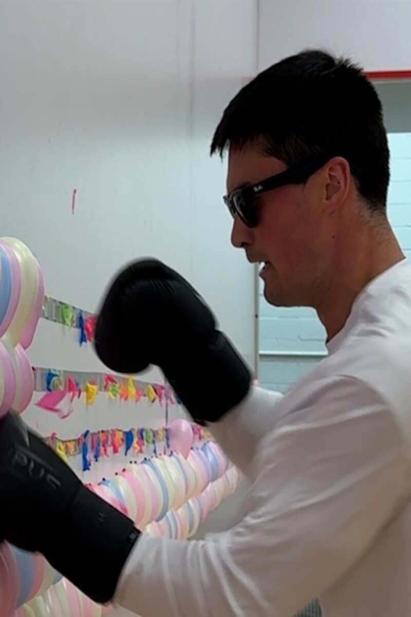 Video thumbnail for Most balloons burst with boxing gloves in one minute  602 by Johnny Buckingham